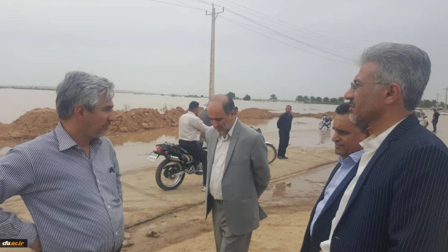بازدید میدانی دکتر جرفی ، سرپرست مدیریت امور پردیس های استان خوزستان وهیأت همراه از سیل زدگان شهرستان حمیدیه