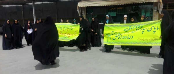 تجمع اعتراض آمیز دانشگاهیان دانشگاه فرهنگیان کرمان در پاسخ به اظهارات سخیف و وقیحانه دولت آمریکا نسبت به نهاد انقلابی و مردمی سپاه پاسداران انقلاب اسلامی