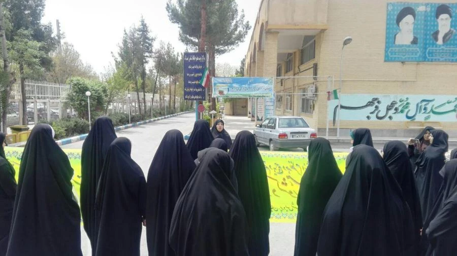 تجمع اعتراض آمیز دانشگاهیان دانشگاه فرهنگیان کرمان در پاسخ به اظهارات سخیف و وقیحانه دولت آمریکا نسبت به نهاد انقلابی و مردمی سپاه پاسداران انقلاب اسلامی