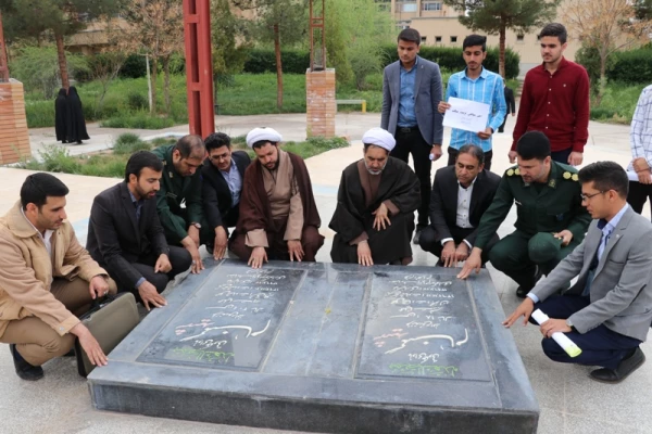 تجمع اعتراض آمیز دانشگاهیان دانشگاه فرهنگیان کرمان در پاسخ به اظهارات سخیف و وقیحانه دولت آمریکا نسبت به نهاد انقلابی و مردمی سپاه پاسداران انقلاب اسلامی