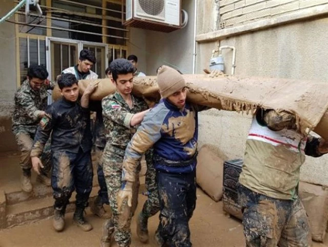 حضور جمعی از دانشجویان دانشگاه فرهنگیان در شهر سیلاب زده پلدختر با حضور معاون محترم فرهنگی و اجتماعی 

گروه های جهادی دانشگاه فرهنگیان یادآور روزهای خوب دفاع مقدس هستند. 2