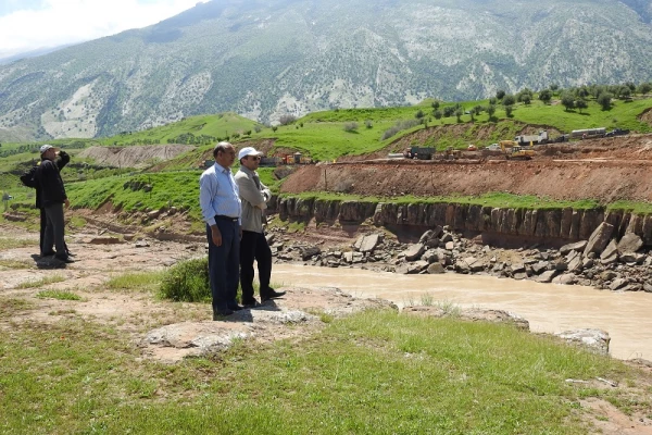 بازدید دکتر طاهری نیا از روستای سیل زده چم مهر پلدختر