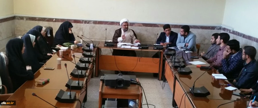 مسئول نهادنمایندگی مقام معظم رهبری دردانشگاه فرهنگیان کرمانشاه دردیداربا دانشجویان فعال فرهنگی ، انجمن های اسلامی وبسیج دانشجویی : با روحیه جهادی می توانید گام دوم انقلاب را درزمینه سازی تمدن نوین اسلامی بردارید تا جهان آماده حضور خورشید ولایت عظما حضرت ب