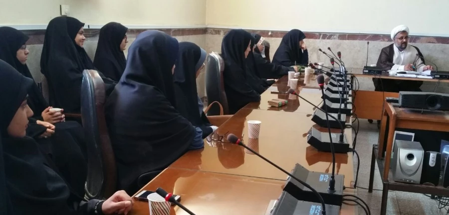 مسئول نهادنمایندگی مقام معظم رهبری دردانشگاه فرهنگیان کرمانشاه دردیداربا دانشجویان فعال فرهنگی ، انجمن های اسلامی وبسیج دانشجویی : با روحیه جهادی می توانید گام دوم انقلاب را درزمینه سازی تمدن نوین اسلامی بردارید تا جهان آماده حضور خورشید ولایت عظما حضرت ب