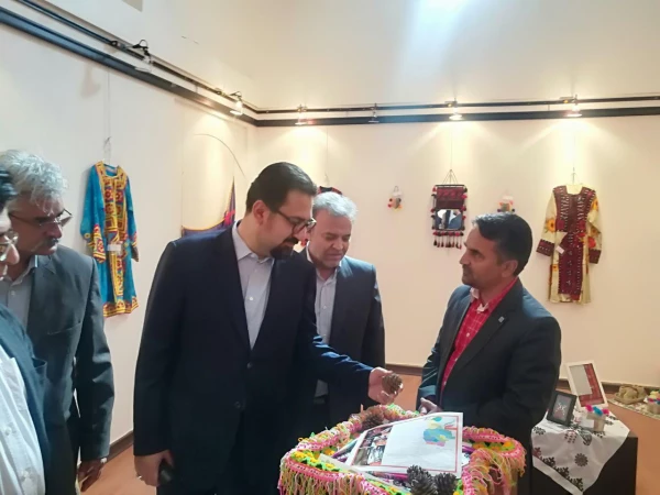بازدید معاون محترم امور هنری وزارت فرهنگ و ارشاد اسلامی کشور از نمایشگاه صنایع دستی سیستان و بلوچستان در بیرجند 3