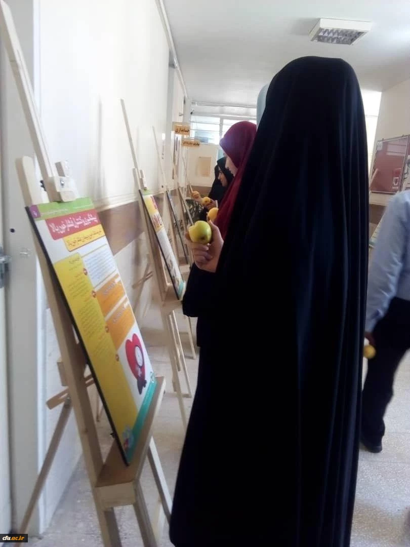 بازدید سرپرست و معاون توسعه منابع و امور دانشجویی پردیس بنت الهدی صدر بوشهر ازبرنامه های هفته سلامت این پردیس 3