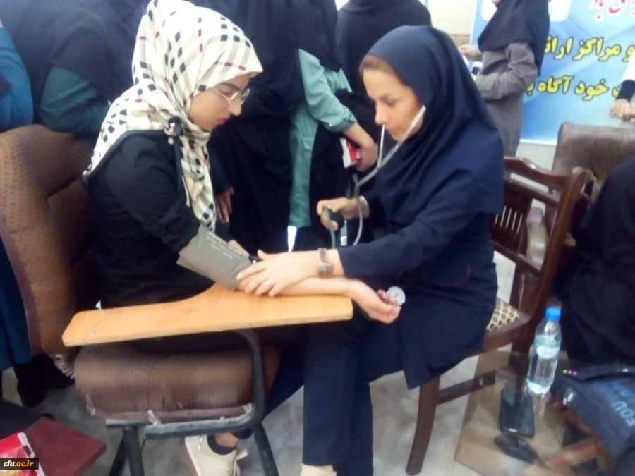 بازدید سرپرست و معاون توسعه منابع و امور دانشجویی پردیس بنت الهدی صدر بوشهر ازبرنامه های هفته سلامت این پردیس 4