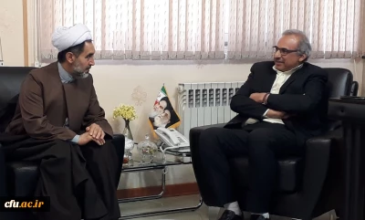 معاون سیاسی، امنیتی و اجتماعی استاندار کرمان لزوم شناساندن سابقه و تاریخ درخشان تربیت معلم در استان را مورد تأکید قرارداد.
دکتر محمد صادق بصیری معاون سیاسی، امنیتی و اجتماعی استاندار کرمان در دیدار با مدیریت امور پردیس های دانشگاه فرهنگیان استان گفت: با توجه به سابقه و قدمت تربیت معلم در استان، شناساندن این تاریخ  ضرورت دارد.