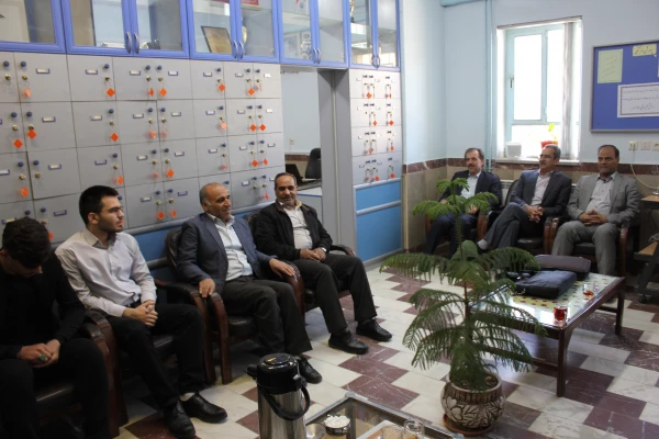 سرپرست دانشگاه فرهنگیان همدان در بازدید از مدارس مجری طرح کارورزی:

معلمان و مدیران شاغل در مدارس، اساتیدی با تجربه، مهربان و کمک حال دانشگاه فرهنگیان هستند