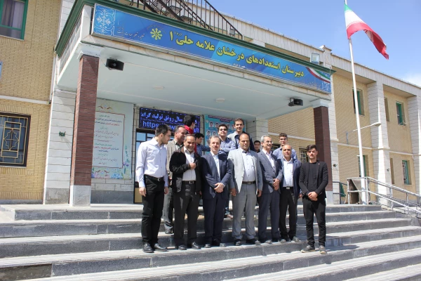 سرپرست دانشگاه فرهنگیان همدان در بازدید از مدارس مجری طرح کارورزی:

معلمان و مدیران شاغل در مدارس، اساتیدی با تجربه، مهربان و کمک حال دانشگاه فرهنگیان هستند