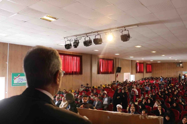 دکتر ثمینی فرماندار شهرستان بحنورد در مراسم جشن دهه سرآمدی آموزش در دانشگاه فرهنگیان خراسان شمالی گفت: علم کامل، علم الهی است که خداوند رحمان در زمان بعث حضرت رسول(ص) به همه عالمیان نشان دادند. 2
