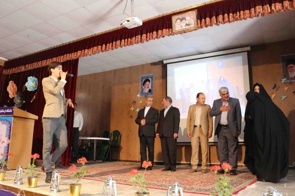 دکتر ثمینی فرماندار شهرستان بحنورد در مراسم جشن دهه سرآمدی آموزش در دانشگاه فرهنگیان خراسان شمالی گفت: علم کامل، علم الهی است که خداوند رحمان در زمان بعث حضرت رسول(ص) به همه عالمیان نشان دادند. 3