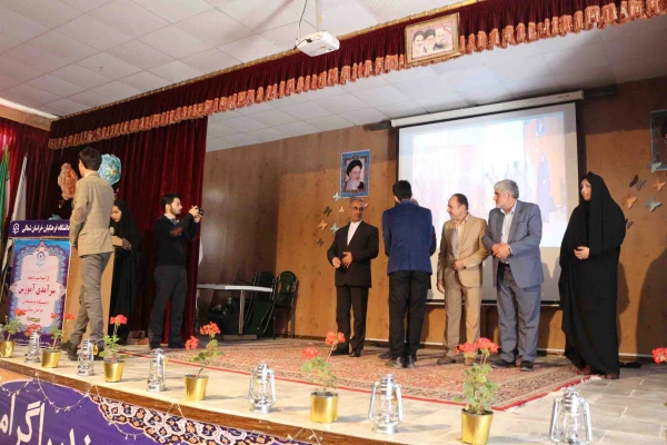 دکتر ثمینی فرماندار شهرستان بحنورد در مراسم جشن دهه سرآمدی آموزش در دانشگاه فرهنگیان خراسان شمالی گفت: علم کامل، علم الهی است که خداوند رحمان در زمان بعث حضرت رسول(ص) به همه عالمیان نشان دادند. 4