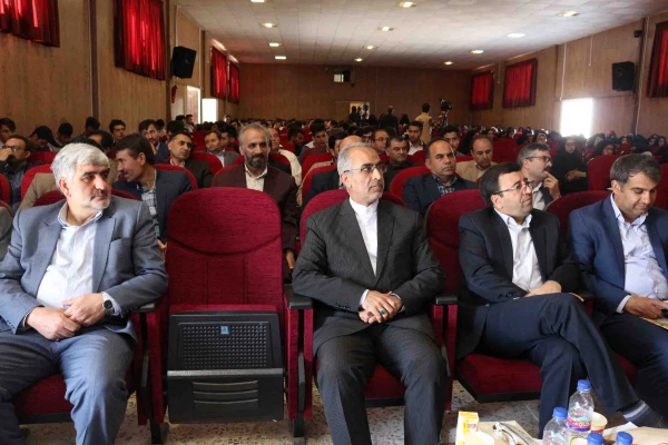 دکتر ثمینی فرماندار شهرستان بحنورد در مراسم جشن دهه سرآمدی آموزش در دانشگاه فرهنگیان خراسان شمالی گفت: علم کامل، علم الهی است که خداوند رحمان در زمان بعث حضرت رسول(ص) به همه عالمیان نشان دادند. 5