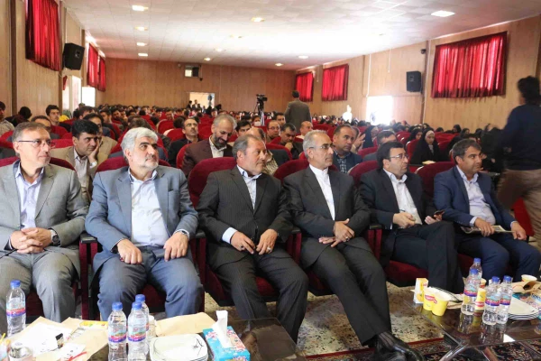 دکتر ثمینی فرماندار شهرستان بحنورد در مراسم جشن دهه سرآمدی آموزش در دانشگاه فرهنگیان خراسان شمالی گفت: علم کامل، علم الهی است که خداوند رحمان در زمان بعث حضرت رسول(ص) به همه عالمیان نشان دادند. 7