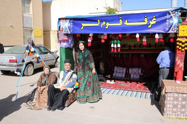 به مناسبت دهه سرآمدی آموزش و بزرگداشت مقام معلم همایش دانشجویی قومیت های دانشگاه فرهنگیان فارس با دعوت از نمایندگانی از سایر دستگاهها برگزار گردید 10