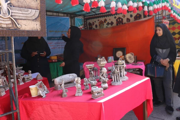 به مناسبت دهه سرآمدی آموزش و بزرگداشت مقام معلم همایش دانشجویی قومیت های دانشگاه فرهنگیان فارس با دعوت از نمایندگانی از سایر دستگاهها برگزار گردید 2