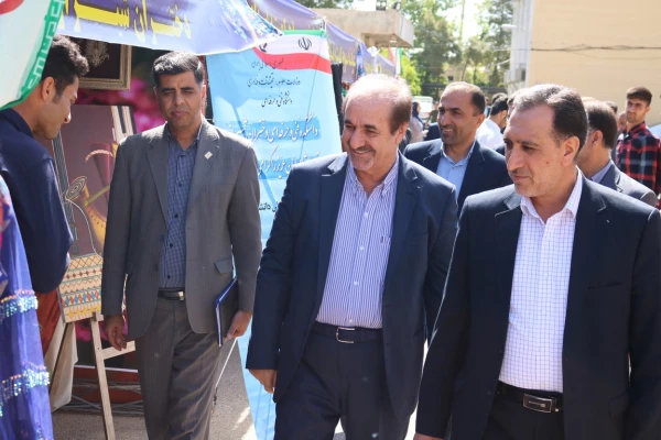 به مناسبت دهه سرآمدی آموزش و بزرگداشت مقام معلم همایش دانشجویی قومیت های دانشگاه فرهنگیان فارس با دعوت از نمایندگانی از سایر دستگاهها برگزار گردید 4