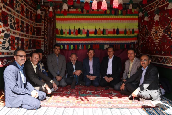 به مناسبت دهه سرآمدی آموزش و بزرگداشت مقام معلم همایش دانشجویی قومیت های دانشگاه فرهنگیان فارس با دعوت از نمایندگانی از سایر دستگاهها برگزار گردید 15