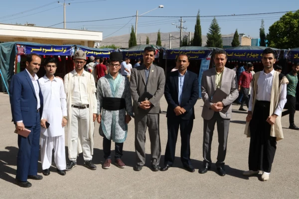 به مناسبت دهه سرآمدی آموزش و بزرگداشت مقام معلم همایش دانشجویی قومیت های دانشگاه فرهنگیان فارس با دعوت از نمایندگانی از سایر دستگاهها برگزار گردید 18