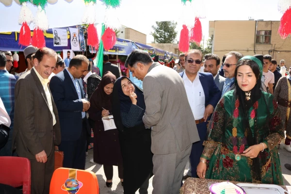 به مناسبت دهه سرآمدی آموزش و بزرگداشت مقام معلم همایش دانشجویی قومیت های دانشگاه فرهنگیان فارس با دعوت از نمایندگانی از سایر دستگاهها برگزار گردید 19