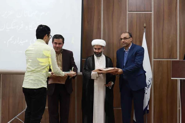 معاون سیاسی امنیتی استانداری زنجان در مراسم هفته سرآمدی در دانشگاه فرهنگیان استان زنجان گفت:

دانشگاه فرهنگیان،دانشگاهی، که می تواند انسان هایی را پرورش دهد که هم واجد نوآوری و بداعت باشند و هم بتوانند این شاخصه را در نسل آینده پرورش دهند. 10