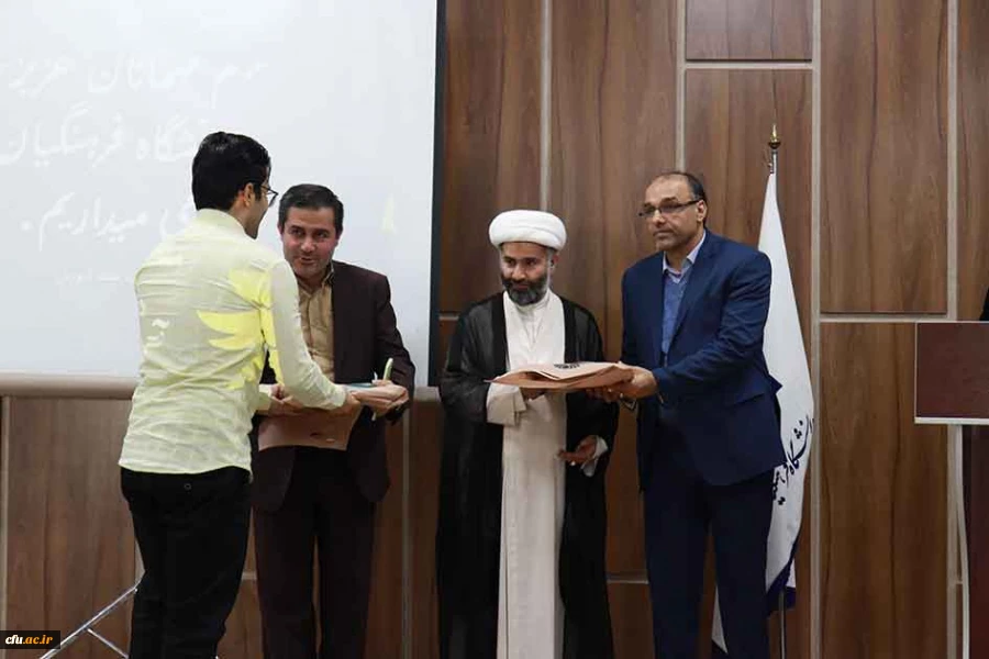 معاون سیاسی امنیتی استانداری زنجان در مراسم هفته سرآمدی در دانشگاه فرهنگیان استان زنجان گفت:

دانشگاه فرهنگیان،دانشگاهی، که می تواند انسان هایی را پرورش دهد که هم واجد نوآوری و بداعت باشند و هم بتوانند این شاخصه را در نسل آینده پرورش دهند. 10