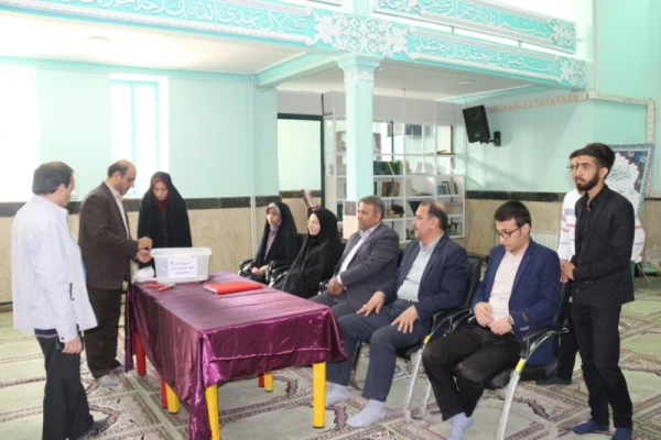 در دانشگاه فرهنگیان یزد برگزار گردید:

انتخابات مدیران مسئول نشریات دانشجویی دانشگاه فرهنگیان
 13