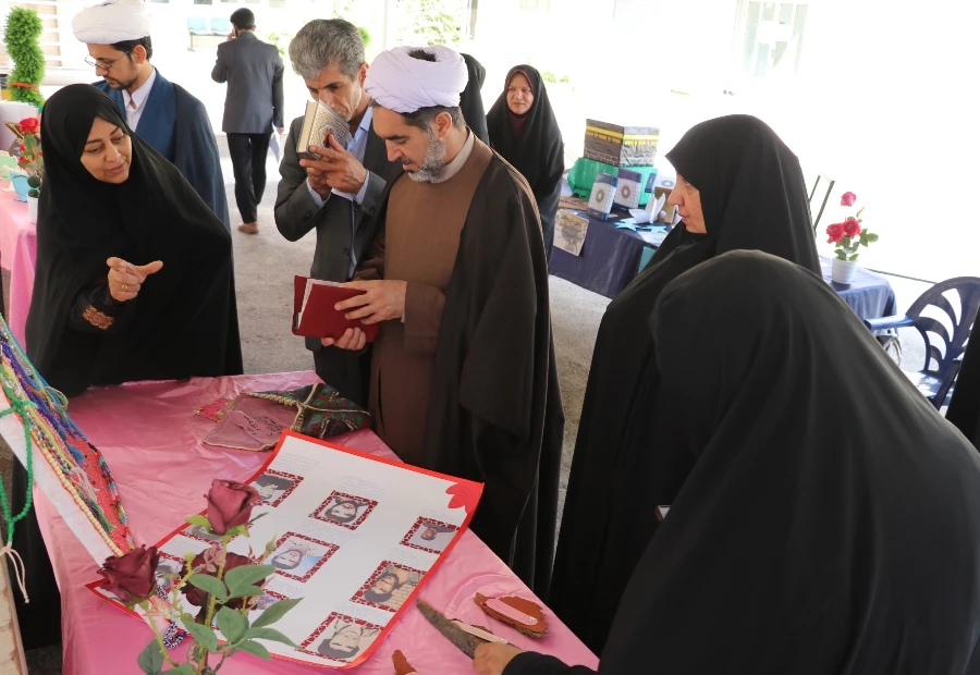 افتتاح نمایشگاه عترت و قرآن کریم در پردیس شهید باهنر (خواهران ) دانشگاه فرهنگیان کرمان
