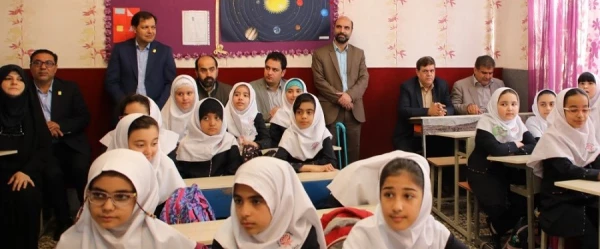 رییس دانشگاه فرهنگیان در بازدید از مدرسه شهید زیوری به مناسبت روز کارورزی:

رسالت معلم در برهه حساس کنونی پاشیدن بذر نشاط و امید در میان دانش آموزان است 2