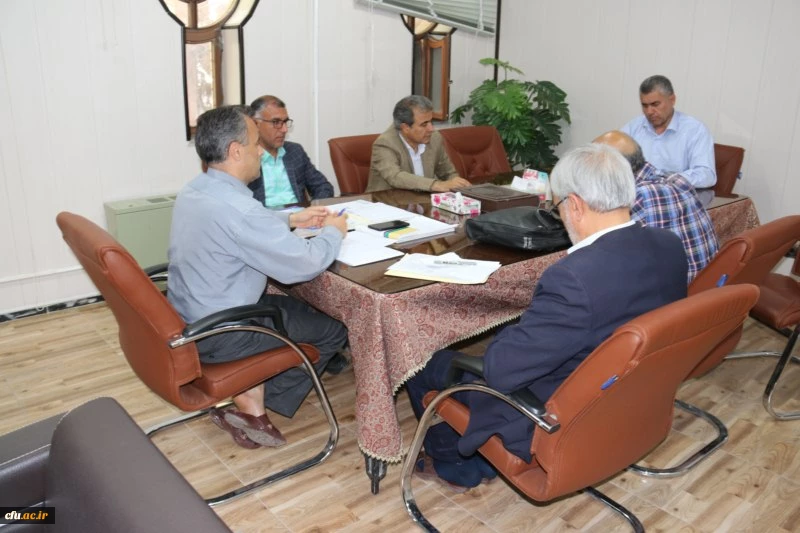 نشست سرپرستان شبانه روزی پردیس شهیدان پاک نژاد یزد با مدیر استان
 4