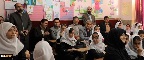 رییس دانشگاه فرهنگیان در بازدید از مدرسه شهید زیوری منطقه2 تهران به مناسبت روز کارورزی:
رسالت معلم در برهه حساس کنونی پاشیدن بذر نشاط و امید در میان دانش آموزان است 2