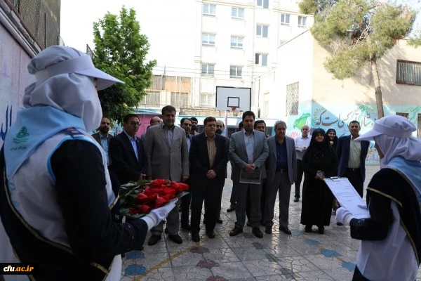 رییس دانشگاه فرهنگیان در بازدید از مدرسه شهید زیوری منطقه2 تهران به مناسبت روز کارورزی:
رسالت معلم در برهه حساس کنونی پاشیدن بذر نشاط و امید در میان دانش آموزان است 2