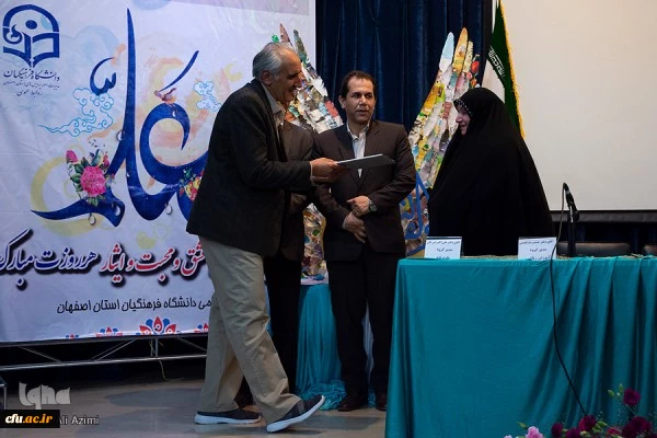 مدیرکل برنامه ریزی درسی و آموزشی در مراسم دهه ی سرآمدی آموزش دانشگاه فرهنگیان استان اصفهان عنوان کرد:
از ویژگی های دوره تربیت معلم دانشگاهی؛ هویت حرفه ای است 2