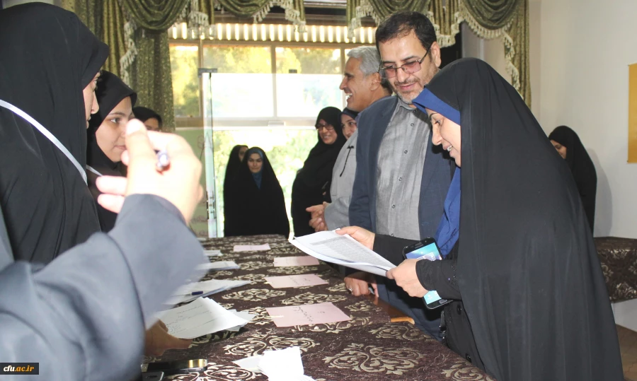 بازدید معاون دانشجویی دانشگاه از فرایند انتخابات شوراهای صنفی استان قم