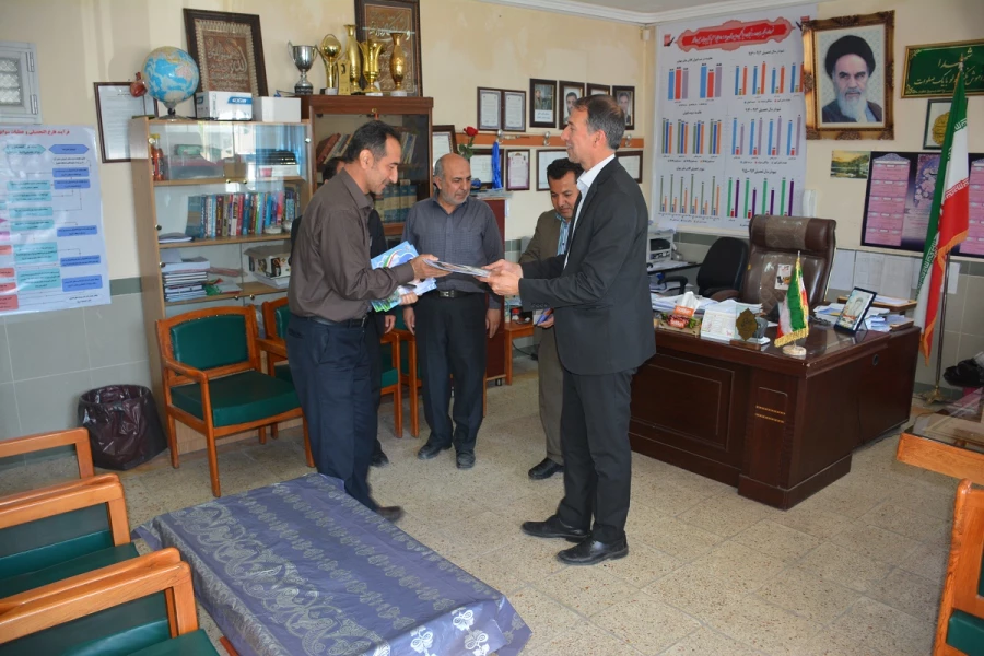 بمناسبت گرامیداشت دهه ی سرآمدی آموزش و روز کارورزی

تجلیل از مدیران و معلمان راهنمای مدارس مجری طرح کارورزی با حضور معاونین و کارشناسان دانشگاه فرهنگیان و آموزش و پرورش استان آذربایجان غربی در مدارس
 4