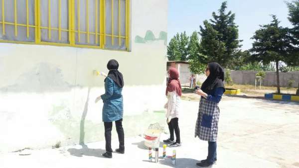 لبخند رضایت دانش آموزان از حضور جهادگران مرکز حضرت فاطمه (س) قائمشهر درمدرسه زمردیان