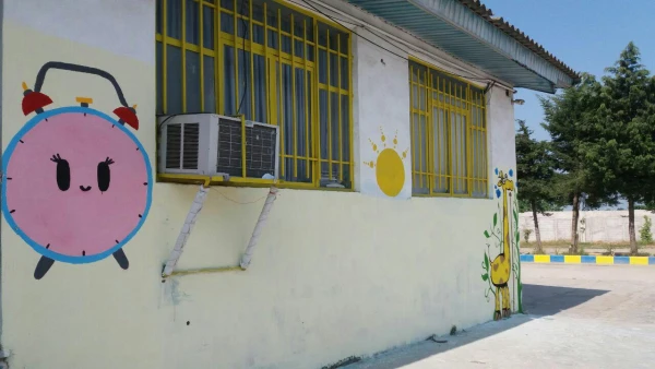 لبخند رضایت دانش آموزان از حضور جهادگران مرکز حضرت فاطمه (س) قائمشهر درمدرسه زمردیان