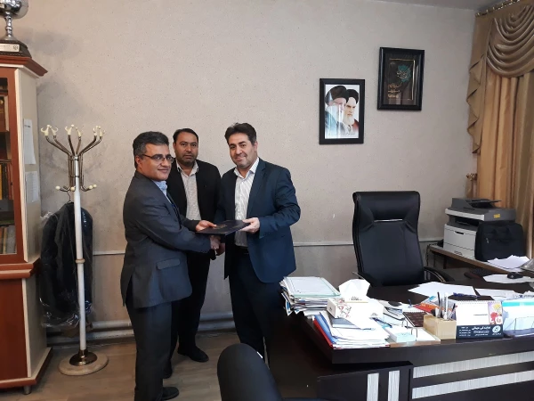 به مناسبت گرامیداشت روز ارتباطات و روابط عمومی

از رابطین روابط عمومی پردیس های شهید رجایی  و علامه طباطبایی آذربایجان غربی  با اهدای لوح تجلیل به عمل آمد
 2