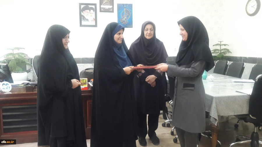 به مناسبت گرامیداشت روز ارتباطات و روابط عمومی

از رابطین روابط عمومی پردیس های شهید رجایی  و علامه طباطبایی آذربایجان غربی  با اهدای لوح تجلیل به عمل آمد
 3