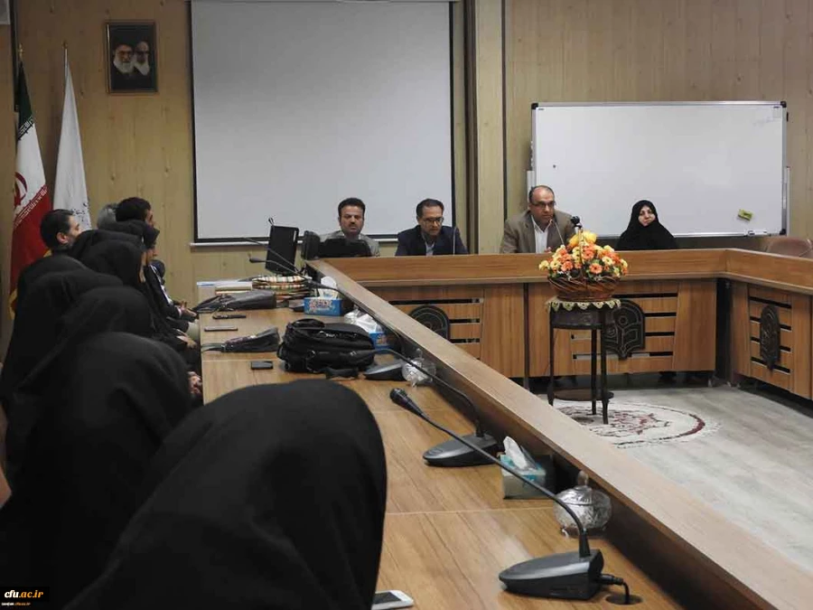 دکتر اوجاقلو در مراسم تقدیر از برگزیدگان استانی جشنواره الگوهای برتر تدریس استان زنجان گفت:

جشنواره الگوهای برتر تدریس کمک به تغییر رویکرد معلم محوری به دانش آموز محوری است 2