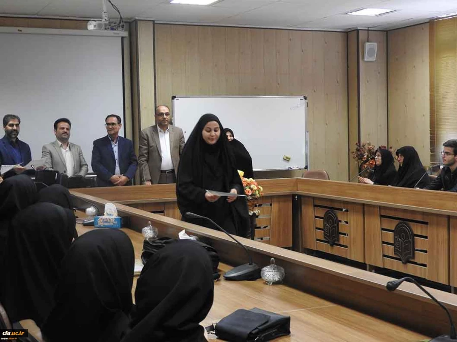 دکتر اوجاقلو در مراسم تقدیر از برگزیدگان استانی جشنواره الگوهای برتر تدریس استان زنجان گفت:

جشنواره الگوهای برتر تدریس کمک به تغییر رویکرد معلم محوری به دانش آموز محوری است 3