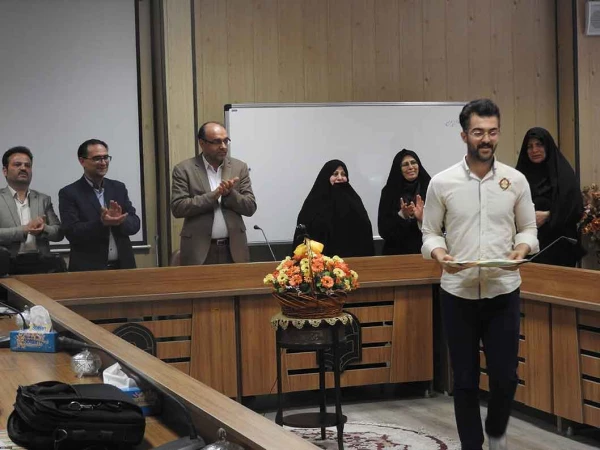 دکتر اوجاقلو در مراسم تقدیر از برگزیدگان استانی جشنواره الگوهای برتر تدریس استان زنجان گفت:

جشنواره الگوهای برتر تدریس کمک به تغییر رویکرد معلم محوری به دانش آموز محوری است 5