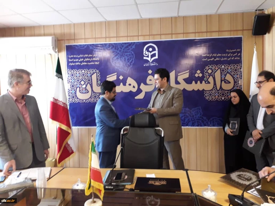 معاون آموزشی وتحصیلات تکمیلی در جلسه ی شورای مدیران معاونت عنوان کرد:

روابط عمومی به عنوان آینه تمام نمای سازمان ،نقشی ممتازدر توفیقات دانشگاه دارد 3