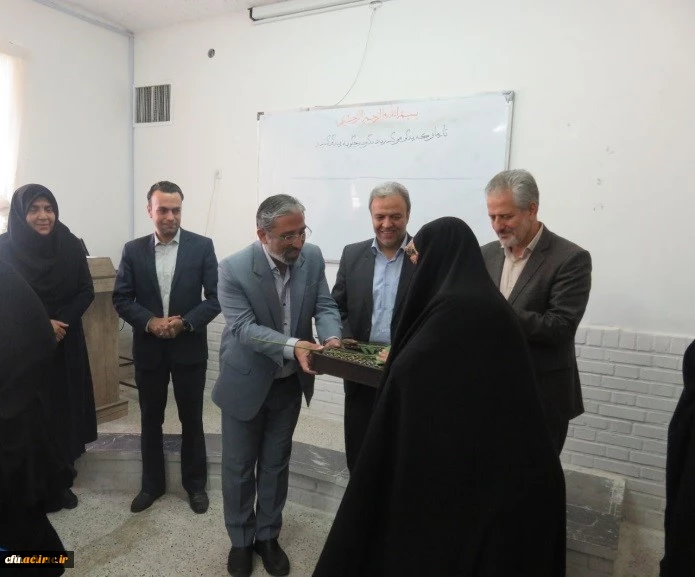 تقدیر فرماندار و مدیر کل امور بانوان استانداری خراسان جنوبی از رتبه اول رساله برتر جشنواره دکتر شریعتمداری در سطح کشور توسط سرکار خانم دکتر باقرزاده سرپرست پردیس امام سجاد(ع) خراسان جنوبی 2