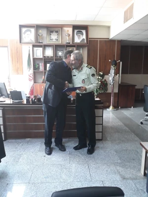 در راستای همکاریهای بین سازمانی و با حضور سرپرست دانشگاه فرهنگیان و فرمانده انتظامی استان آذربایجان غربی:

تفاهمنامه همکاریهای دوجانبه دانشگاه فرهنگیان استان آذربایجان غربی و فرماندهی انتظامی استان آذربایجان غربی مبادله گردید. 4