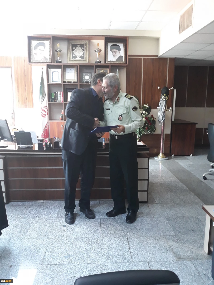 در راستای همکاریهای بین سازمانی و با حضور سرپرست دانشگاه فرهنگیان و فرمانده انتظامی استان آذربایجان غربی:

تفاهمنامه همکاریهای دوجانبه دانشگاه فرهنگیان استان آذربایجان غربی و فرماندهی انتظامی استان آذربایجان غربی مبادله گردید. 4