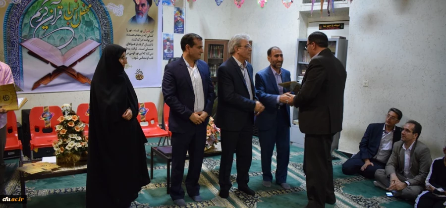 با حضور مدیر امور پردیس های استان کرمانشاه از پژوهشگران برتر و برگزیدگان مسابقه کتابخوانی و جشنواره رویش تجلیل بعمل آمد 2