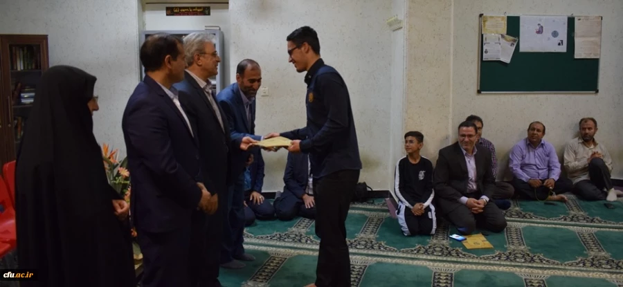 با حضور مدیر امور پردیس های استان کرمانشاه از پژوهشگران برتر و برگزیدگان مسابقه کتابخوانی و جشنواره رویش تجلیل بعمل آمد 3