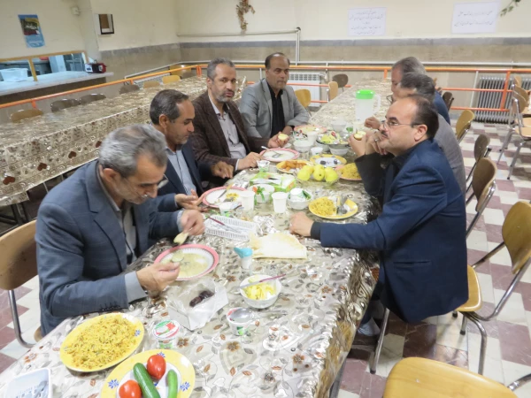 حضور سرپرست مدیریت استان و صرف افطاری ساده در کنار دانشجو معلمان پردیس شهید باهنر همدان